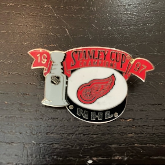 Choose vintage Red Wings pin, NHl, hockey accessories, red and white - Picture 4 of 8